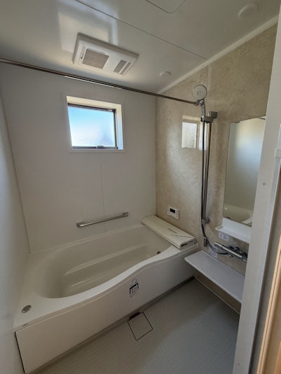 広々の窓付き浴室