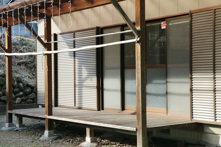 広めの縁側。夏の夕暮れは風呂上がりにここに座ってビールと枝豆で決まりですね