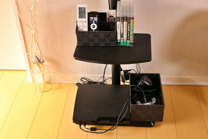 テレビ台に各種リモコンやゲームが置いてあります
