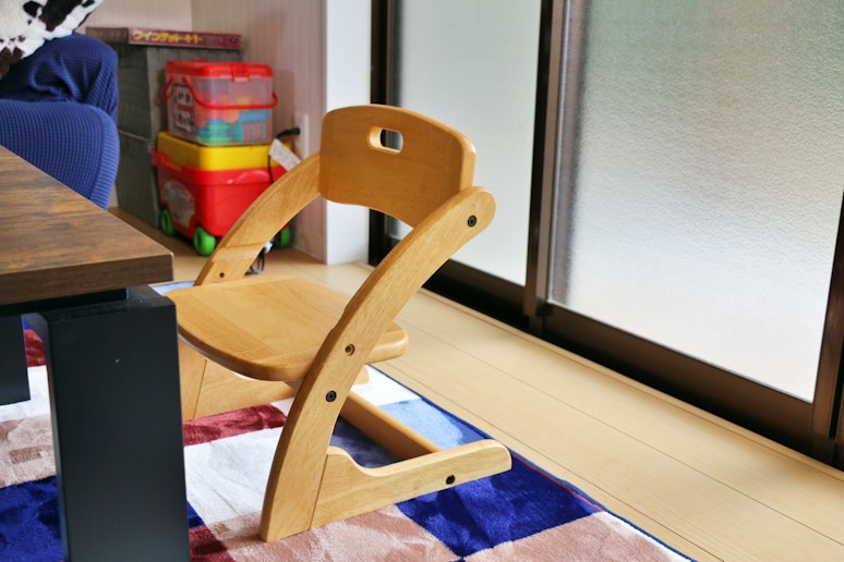 小さなお子様用の木製チェア