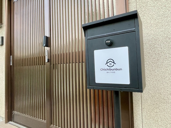 ポストにあるロゴが目印です