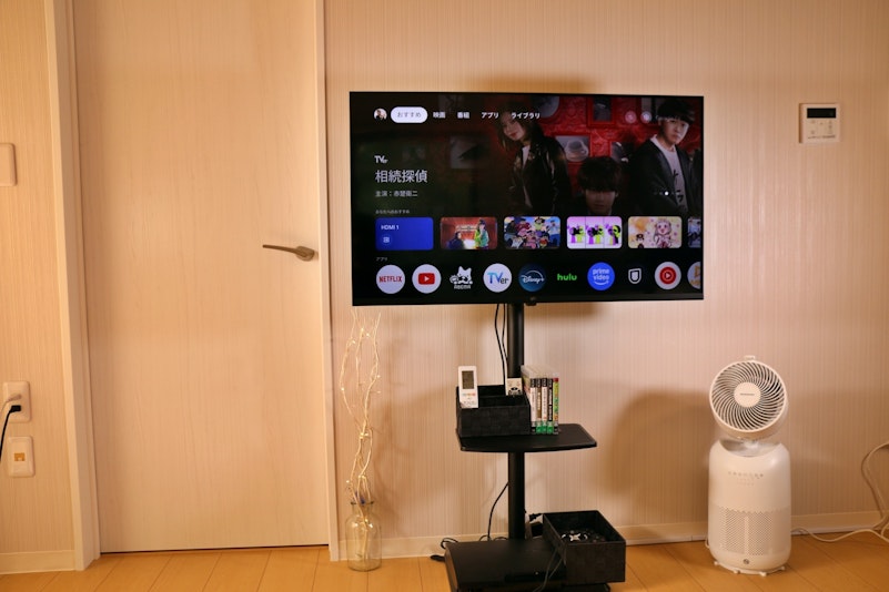 チューナレススマートテレビが設置されています。地上波は映りません。