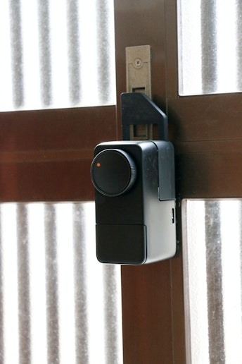 玄関にはスマートロックが設置されています。内側から施錠する際は丸いボタンを押してください