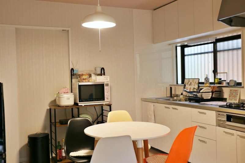 ダイニングには大小テーブルが2個と椅子が4脚ございます