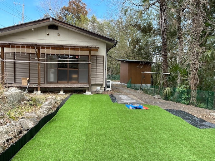 広々とした庭には人口芝生が敷き詰めてあります