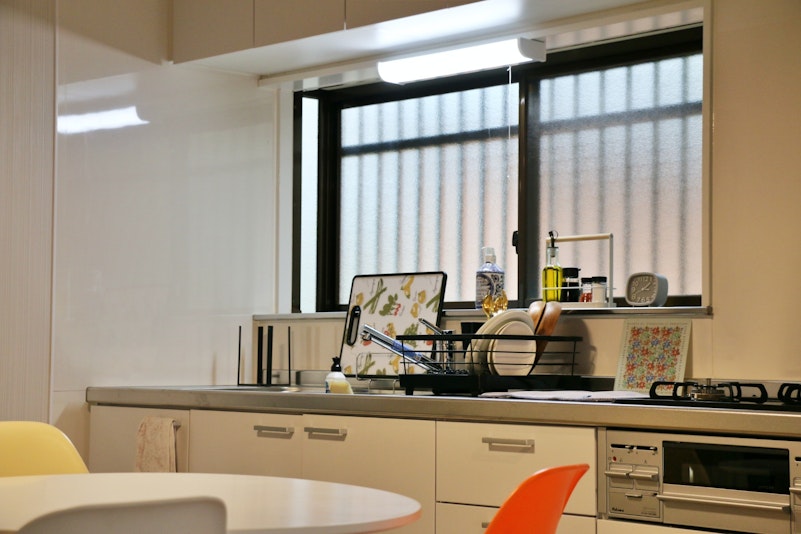 食器類、調理器具、調味料などが揃っています