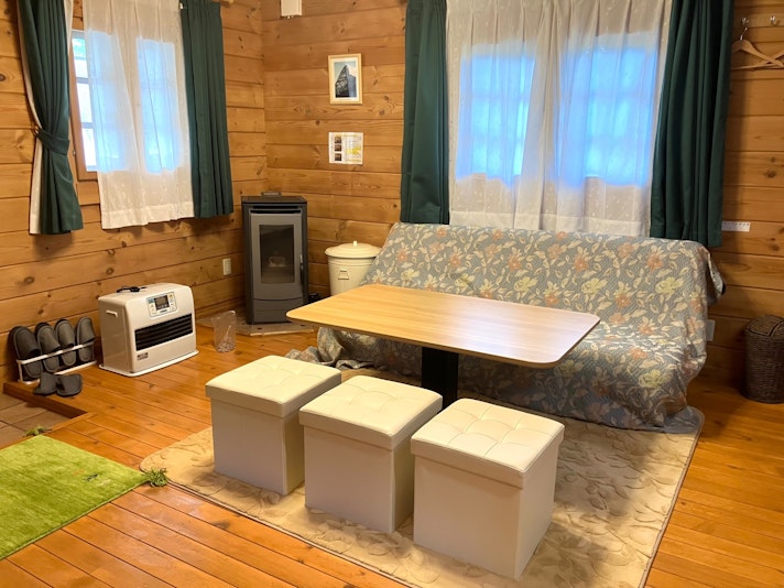 居間 　昇降式テーブルでソファーはベッドになります