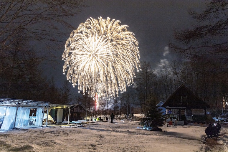 2月第二土曜炎の祭りでは目の前に花火が上がります
