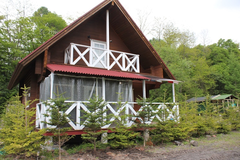 デッキには雨よけ用カーテンも設置