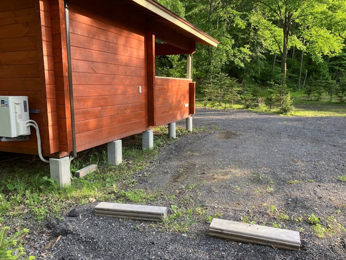 どんぐり２　キャビン横の駐車場