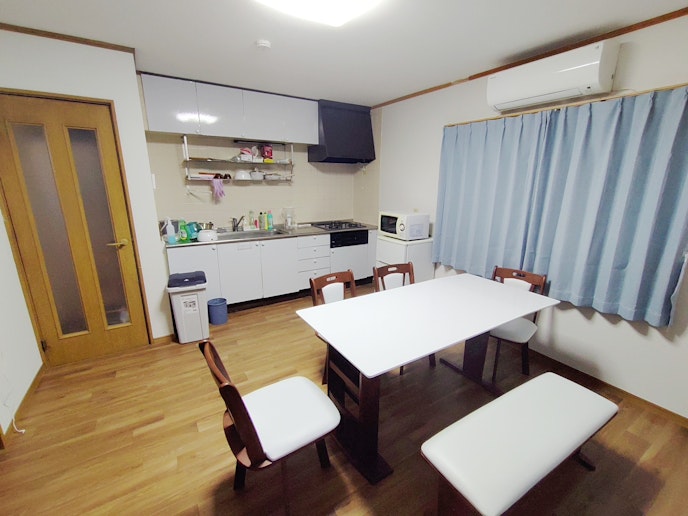 リビングルームとキッチン