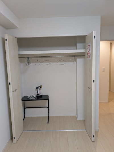 クローゼットにはT-falのアイロン