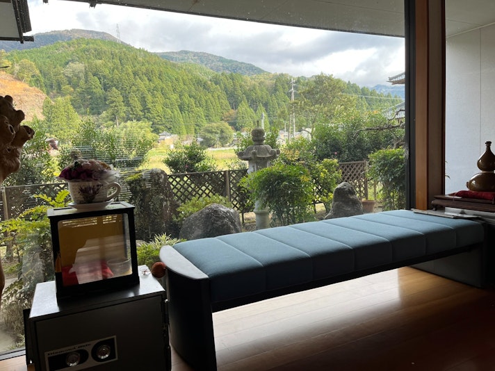 四季の風景が見れる「窓枠額縁」