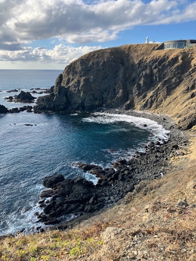 日高山脈が次第に標高を下げ、そのまま太平洋に沈んでいく「えりも岬」まで車で約35分です。