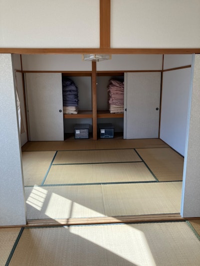 2F 和室Aになります。　布団4セット（A,B分）ご用意しております。 