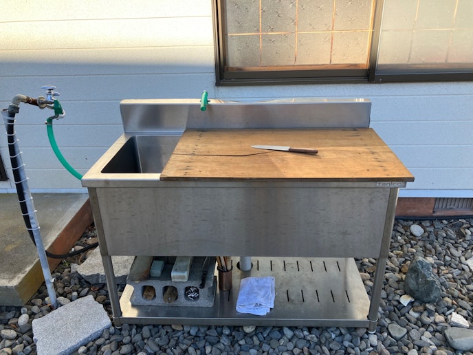 釣った魚を捌ける屋外の流し台もあります。