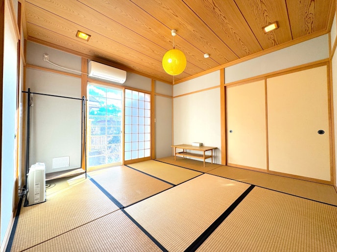 和室では、畳のぬくもりを感じながらごゆっくりくつろぐことができます。...