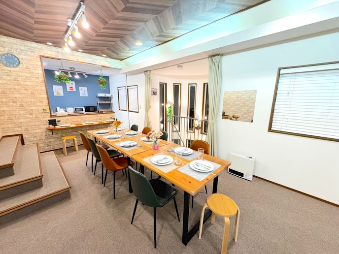 くつろぎの中で楽しむグループダイニング