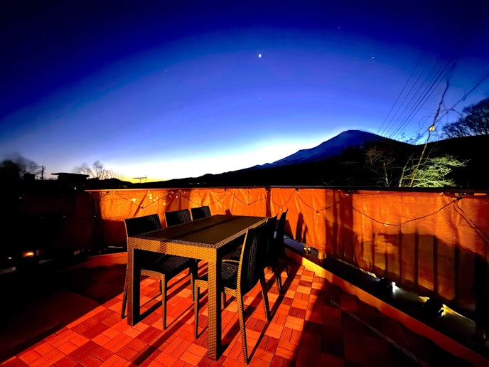 夕暮れのグラデーションが美しいディナータイムテラス