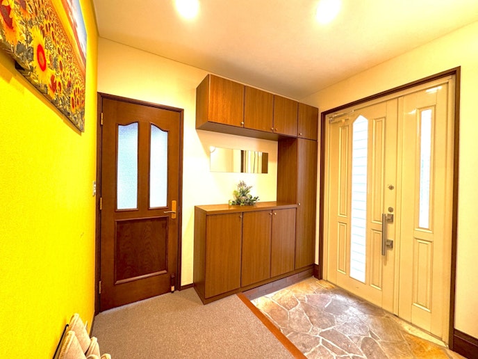 あたたかく迎える玄関エントランス