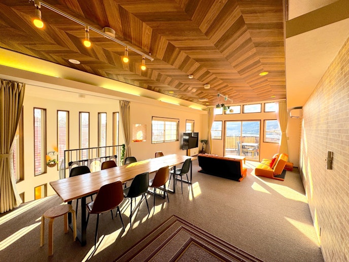 木目調の天井と大きな窓から差し込む自然光が印象的なラウンジエリア。開放感あふれる空間には大型テ...