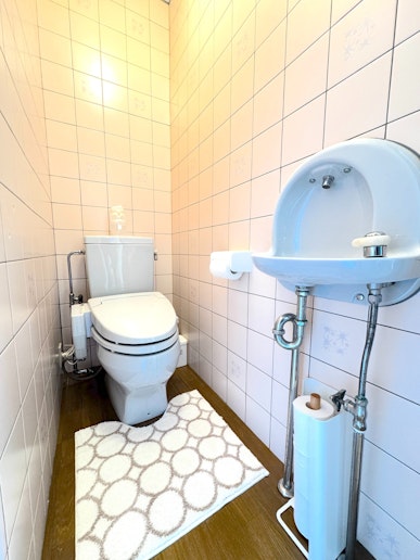 ナチュラルな光が差し込むトイレルームは、白を基調とした内装と清潔な設備で、快適にご利用いただけます。