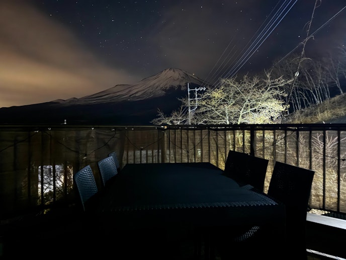 富士山を望む夜のテラス