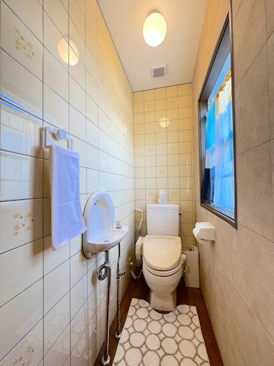 窓付きで通気性の良いトイレルーム