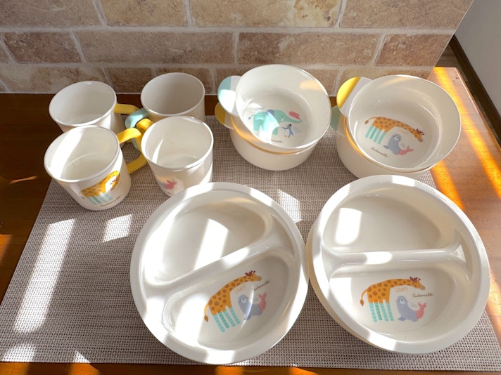 お子様用の食器類は、落としても大丈夫な素材の物となっております。