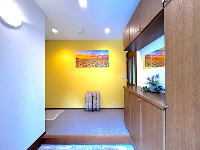 明るい壁色と木のぬくもりが印象的な玄関ホール。清潔で開放感のある空間は、お客様を温かくお迎えい...