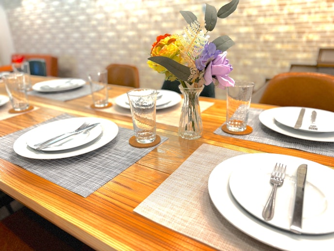 テーブルには、上質な食器とともに季節の花が添えられ、訪れるお客様を優雅に迎えます。細部にまでこ...