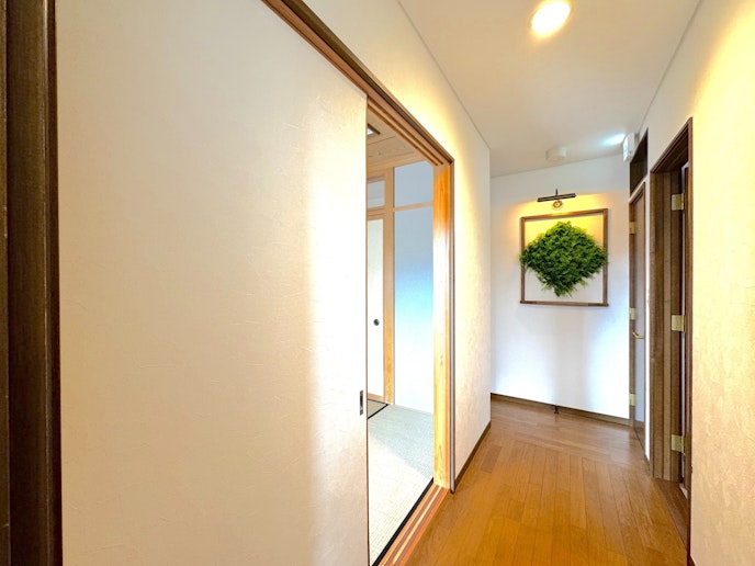 和の趣とモダンが調和した明るい廊下
