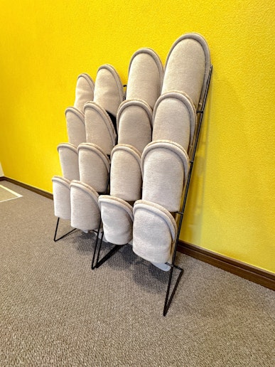 スリッパはサイズごとに丁寧に並べられ、誰でもすぐに履けるよう清潔に保たれています。細やかな配慮...