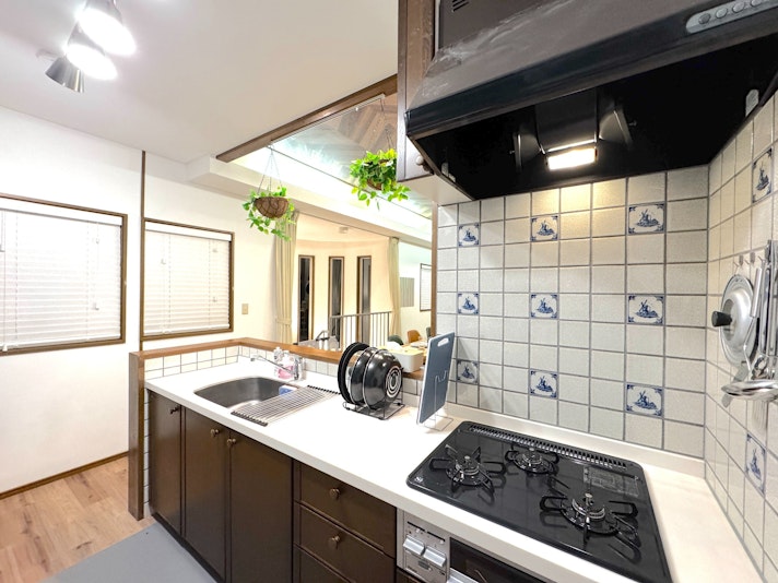 キッチンはガス口が３つあり、複数の料理を作るのに便利です。...