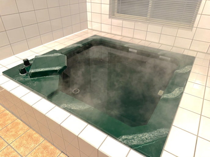 スチームが立ち上る大型バスタブは、まるで温泉のような贅沢な空間を演出します。広々とした設計と、...