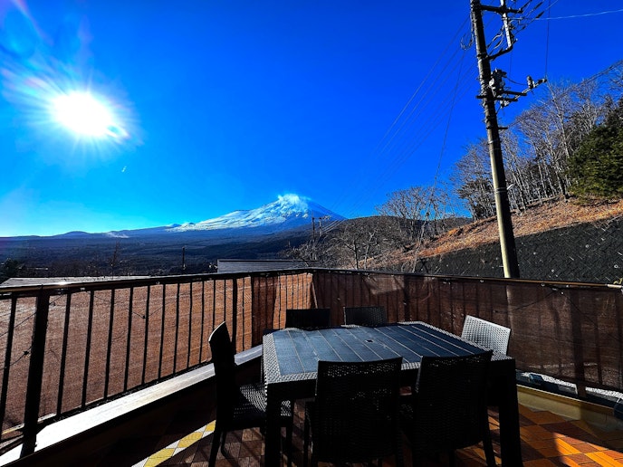 青空と太陽の光に包まれたテラスからは、雄大な富士山を一望。
