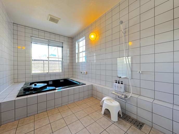 窓からのやさしい光が空間全体を包み込む、明るく清潔感ある浴室。広めの洗い場と湯船で、ゆったりと...