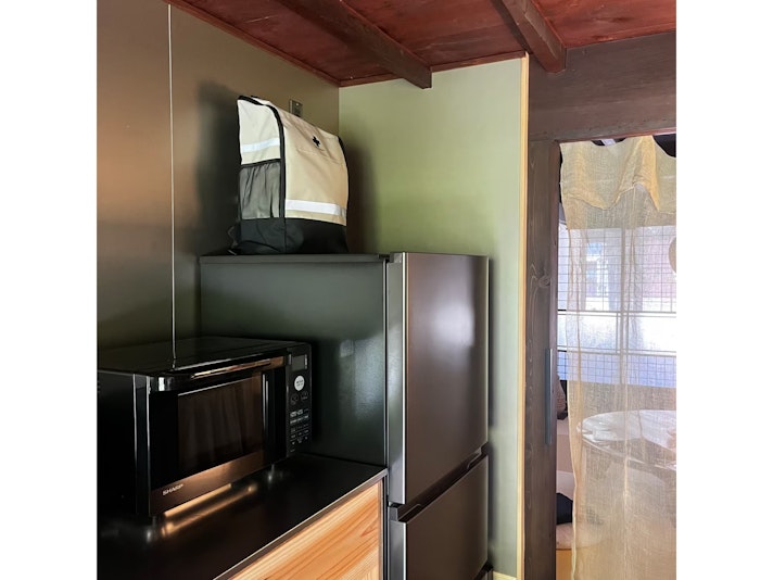 冷蔵庫の上に非常持ち出し袋