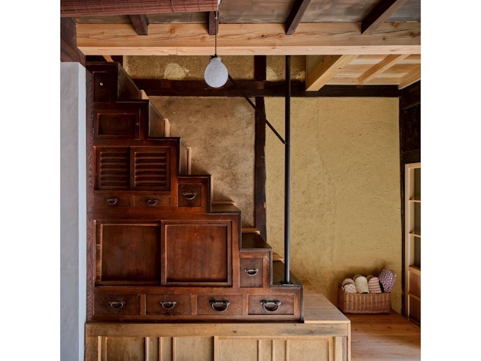 2階へは階段箪笥で