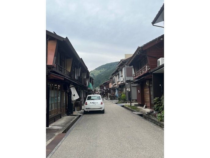 宿の前で一旦荷物を降ろしてから駐車場へ