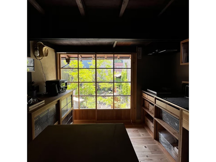 キッチンから中庭を望む