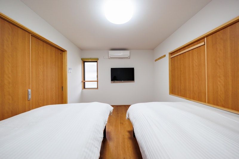 参号室（寝室）には４０インチのネット対応テレビを設置！