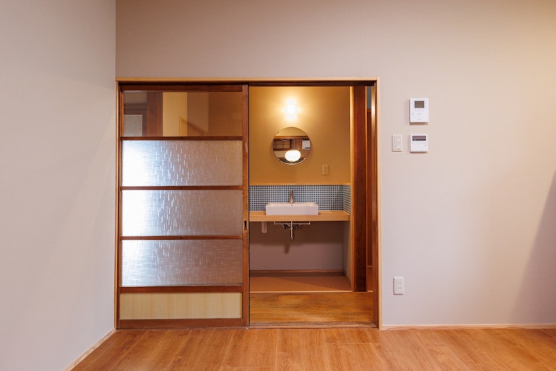 ダイニングスペースと洗面所