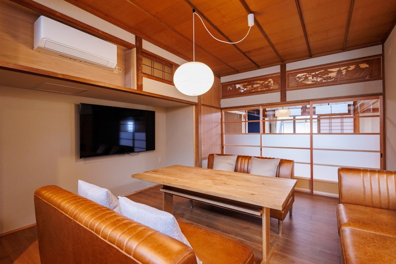 ダイニング・リビングには６５インチのネット対応テレビを設置