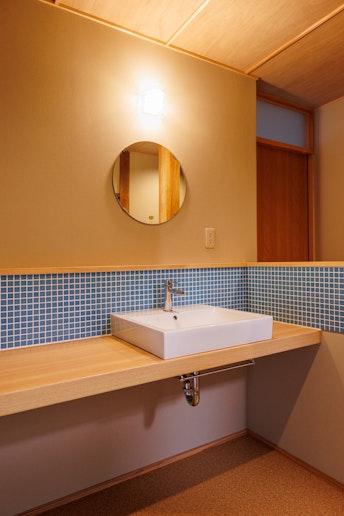 洗面所。ブルーのタイルがおしゃれ！