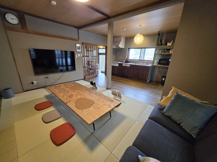 リビングにシングルの布団を２枚引けます。