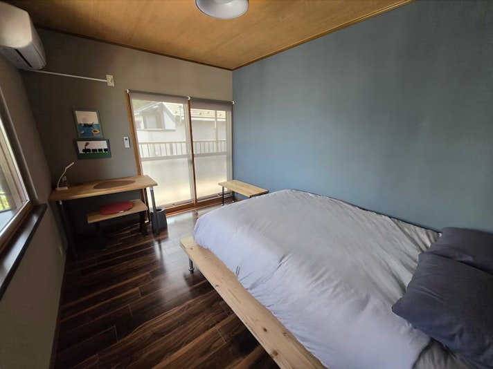 寝室１：ダブルベット（ウェスティの高級ベット）と机があります。