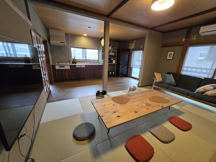 リビングには６５型のテレビがあります。