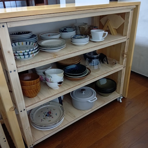 宿の名前「花縁」にちなんでお花が入った食器多めです。