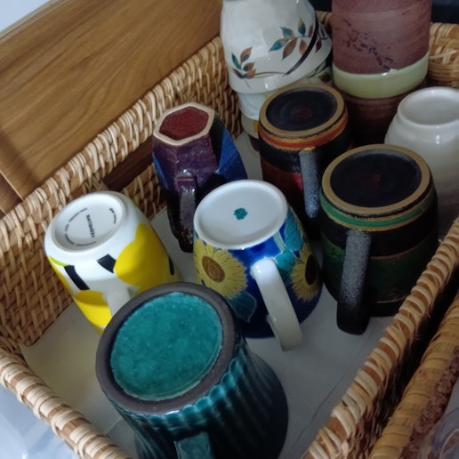 コツコツ集まってきたマグたちです。好きなものをどうぞお部屋にお持ちください！